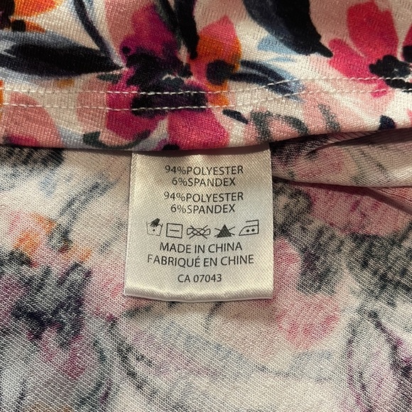 Short sleeve button-up Top - Picture 6 of 7